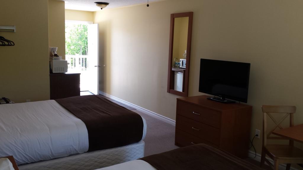 Escarpment Heights Motel Тобермори Екстериор снимка