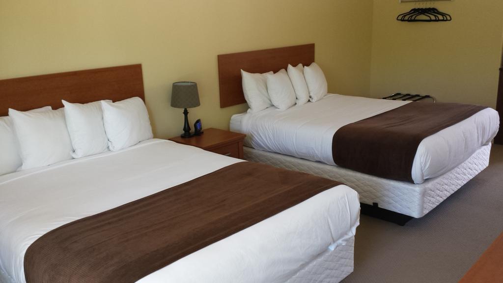 Escarpment Heights Motel Тобермори Екстериор снимка