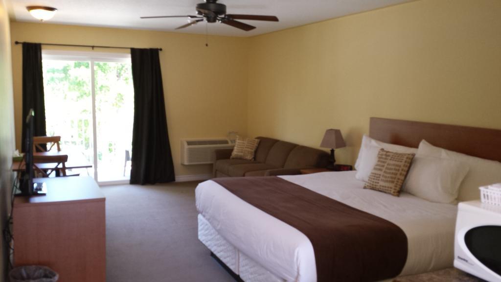 Escarpment Heights Motel Тобермори Екстериор снимка