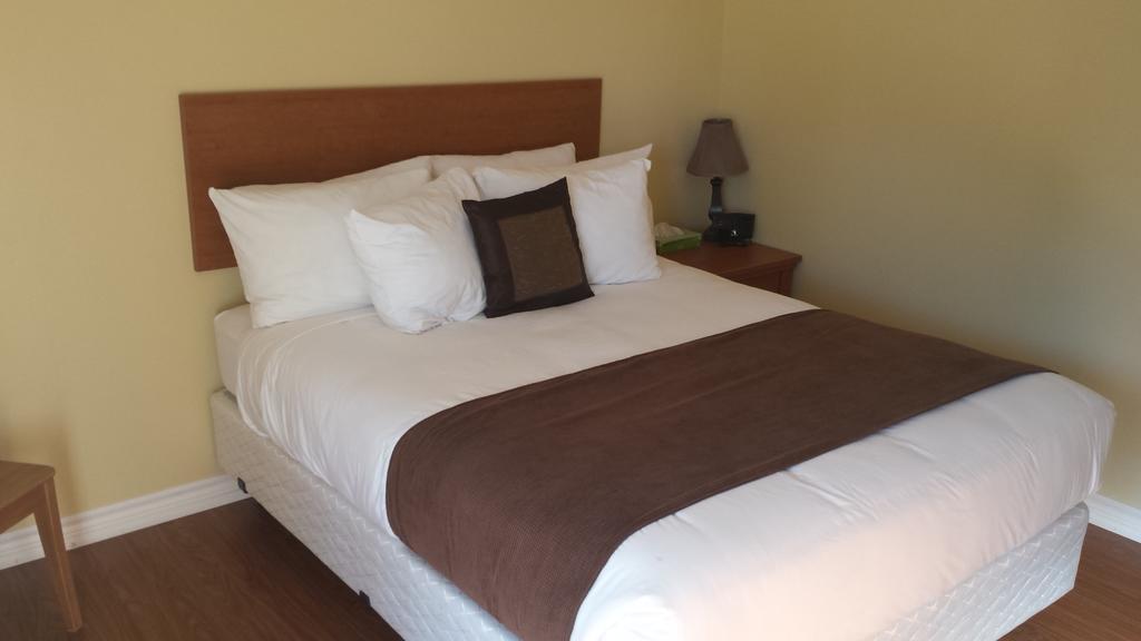 Escarpment Heights Motel Тобермори Екстериор снимка