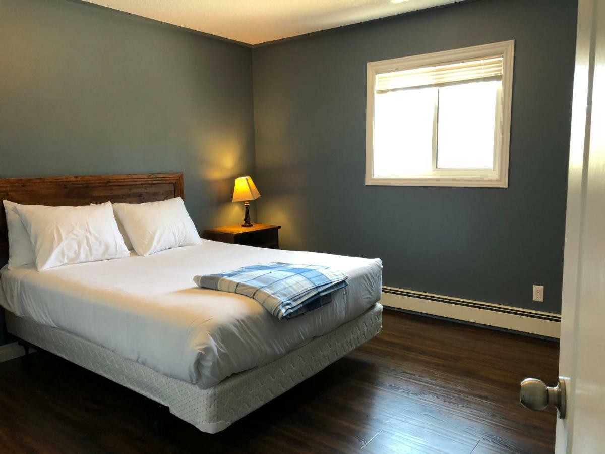 Escarpment Heights Motel Тобермори Екстериор снимка